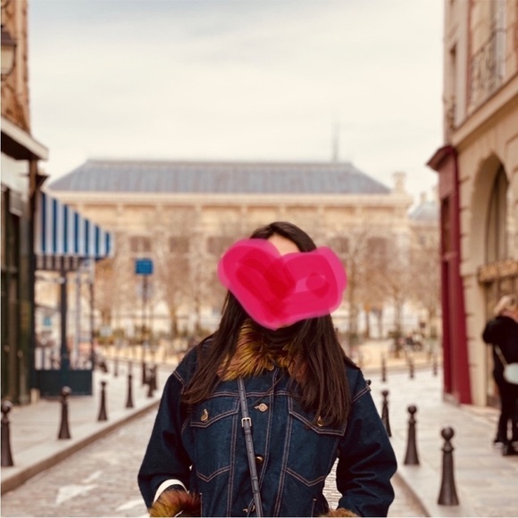 BDG Urban Outfitters Denim trucker w/ faux fur. Size
Medium/ Large - Picture 2 of 15